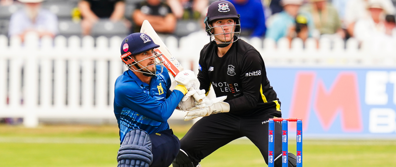 Ed Barnard stars as Warwickshire beat Gloucestershire by six wickets