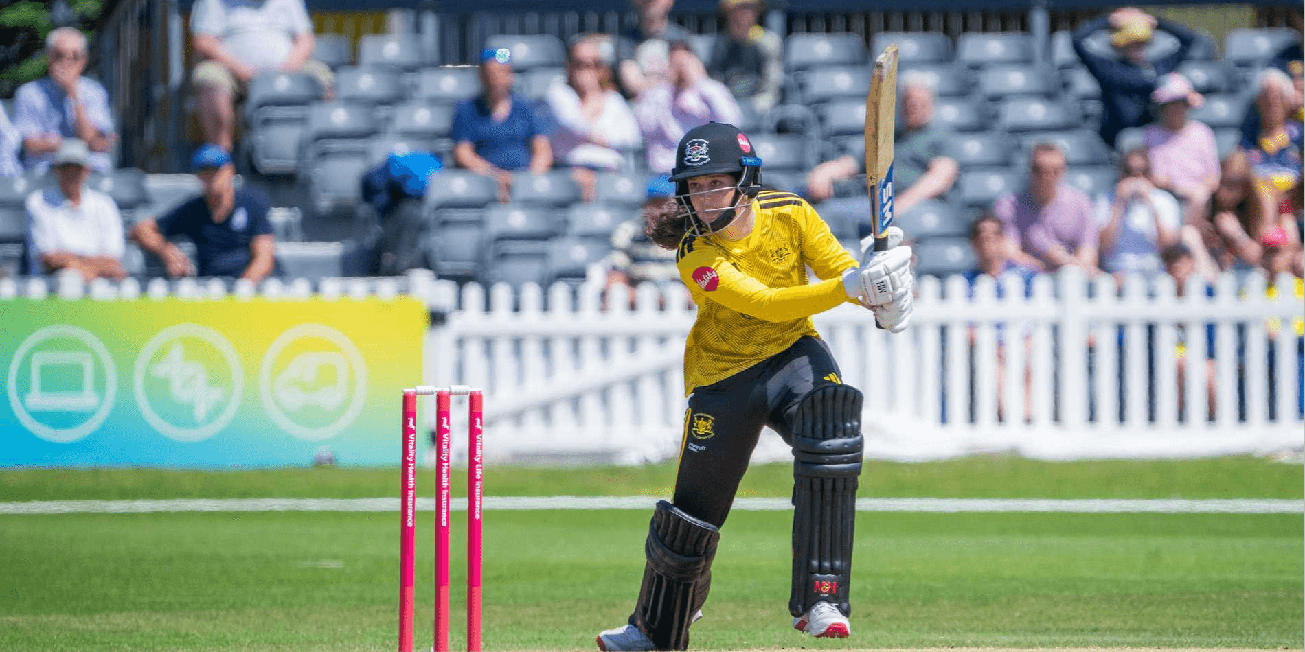 Bea Willis signs professional contract with Somerset